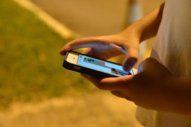 Pesquisa aponta que a maioria dos jovens das classes D e E acessa internet apenas pelo celular - Valter Campanato/Agência Brasil