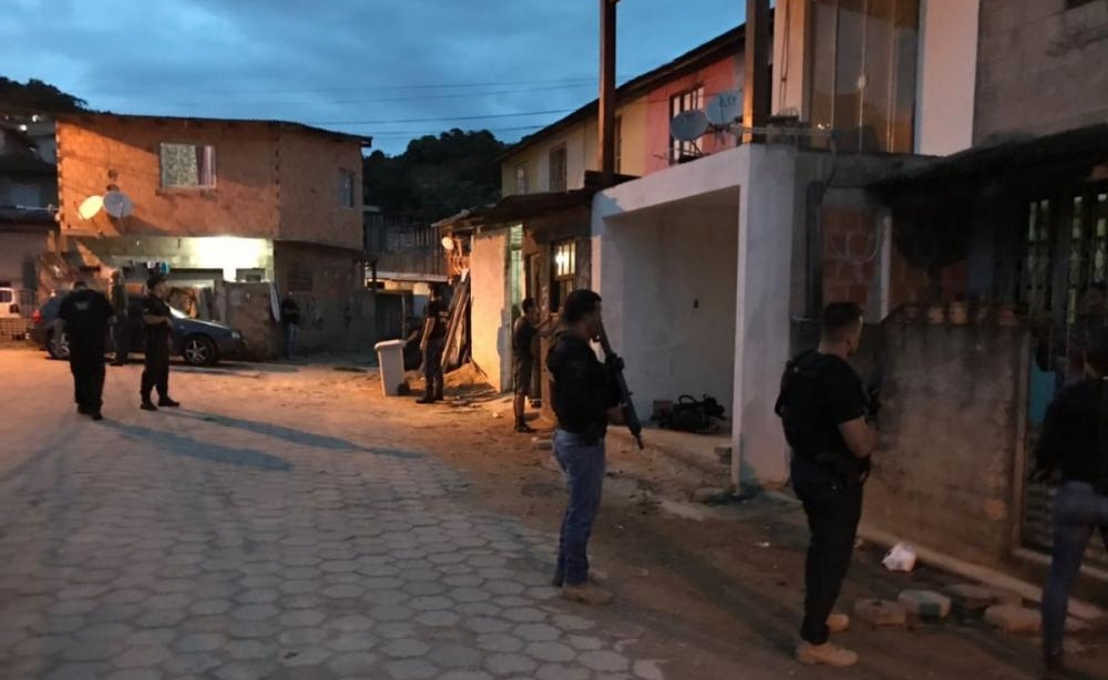 Opera&ccedil;&atilde;o na Vila Aparecida resultou na apreens&atilde;o de um adolescente - Pol&iacute;cia Civil/Divulga&ccedil;&atilde;o/ND