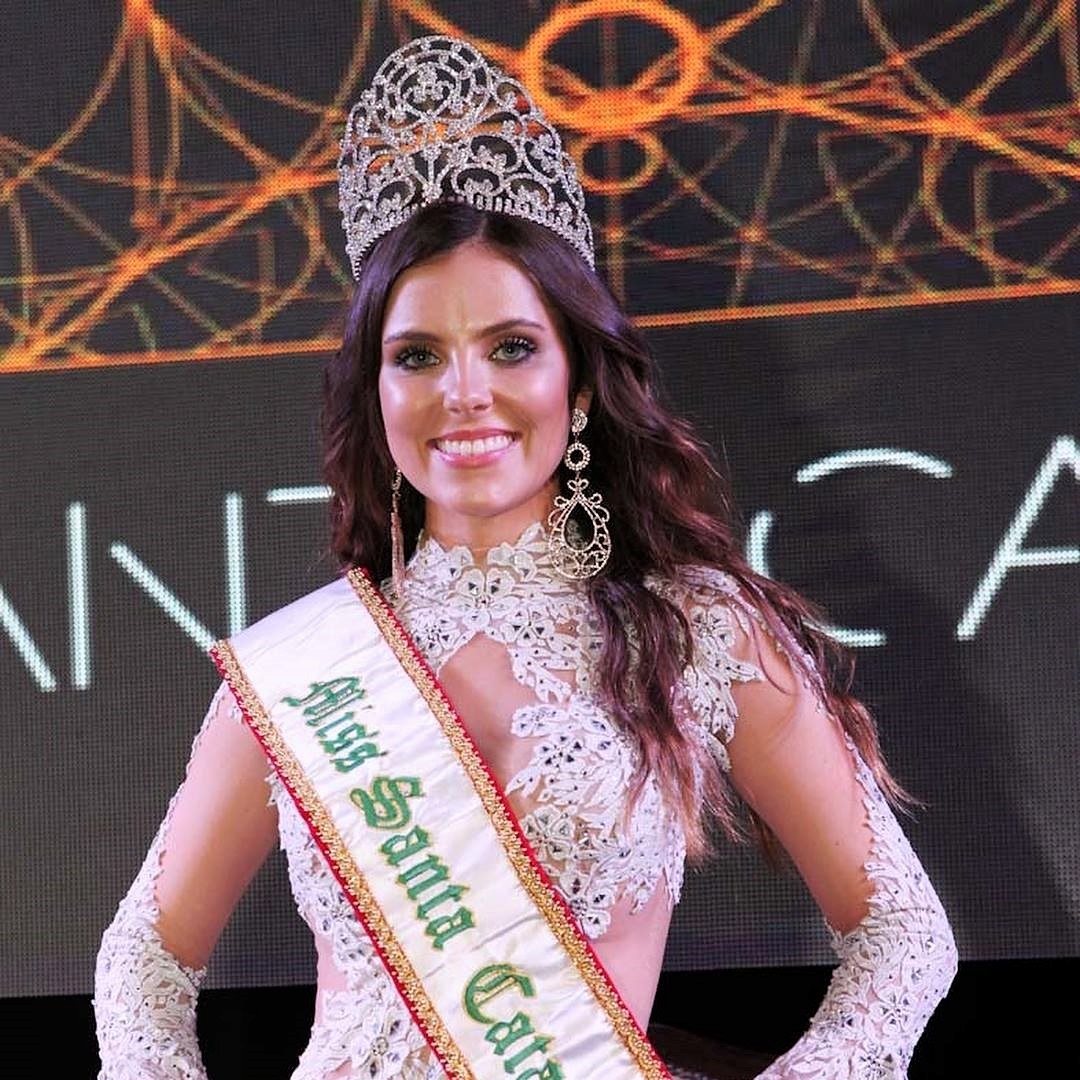 Débora da Silva de Rio Negrinho é eleita a miss SC Be Emotion