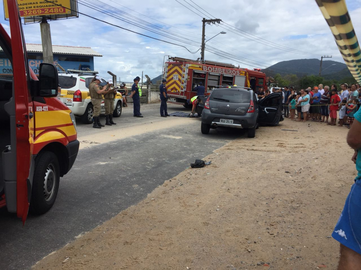 Carro conduzido pela vítima fatal teria derrapado na areia acumulada na via - Edesia Sagaz/Divulgação/ND