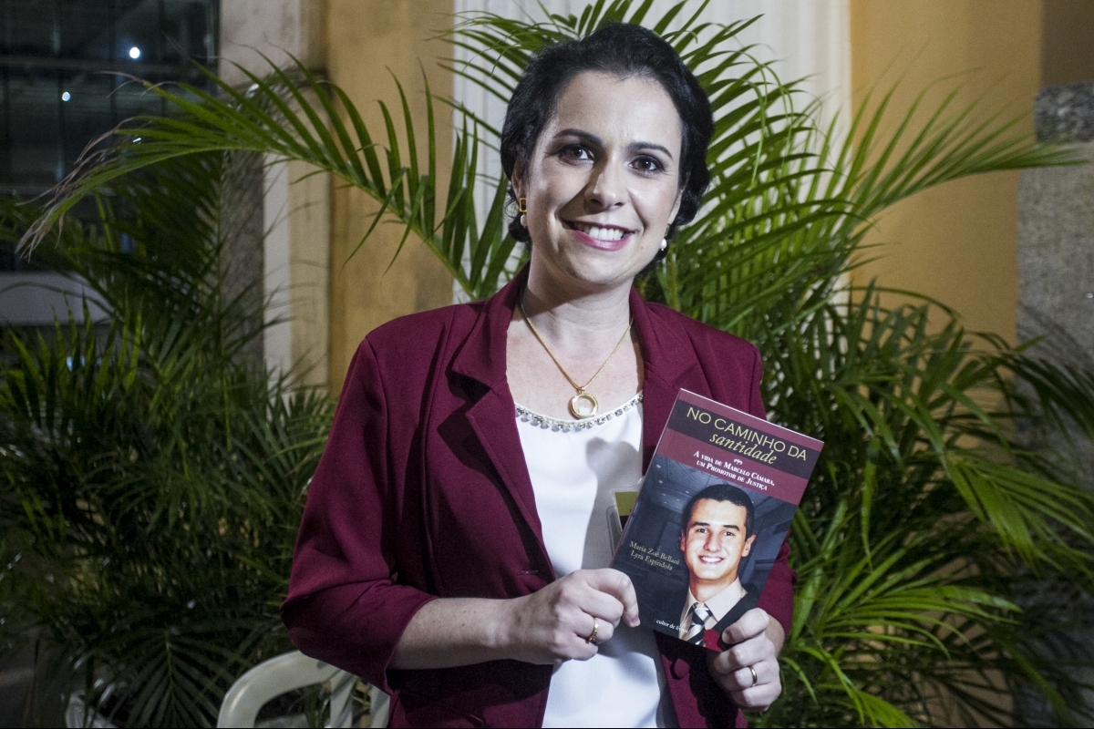 O livro “No caminho da santidade” foi escrito pela analista judiciária Maria Zoé Bellani Lyra Espíndola - Marco Santiago/ND
