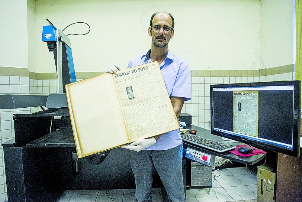 O bibliotecário exibe um exemplar original do periódico