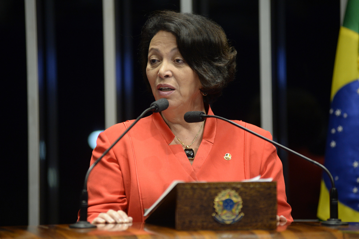 Ideli Salvatti foi multada, após participar de carreata anti-Bolsonaro