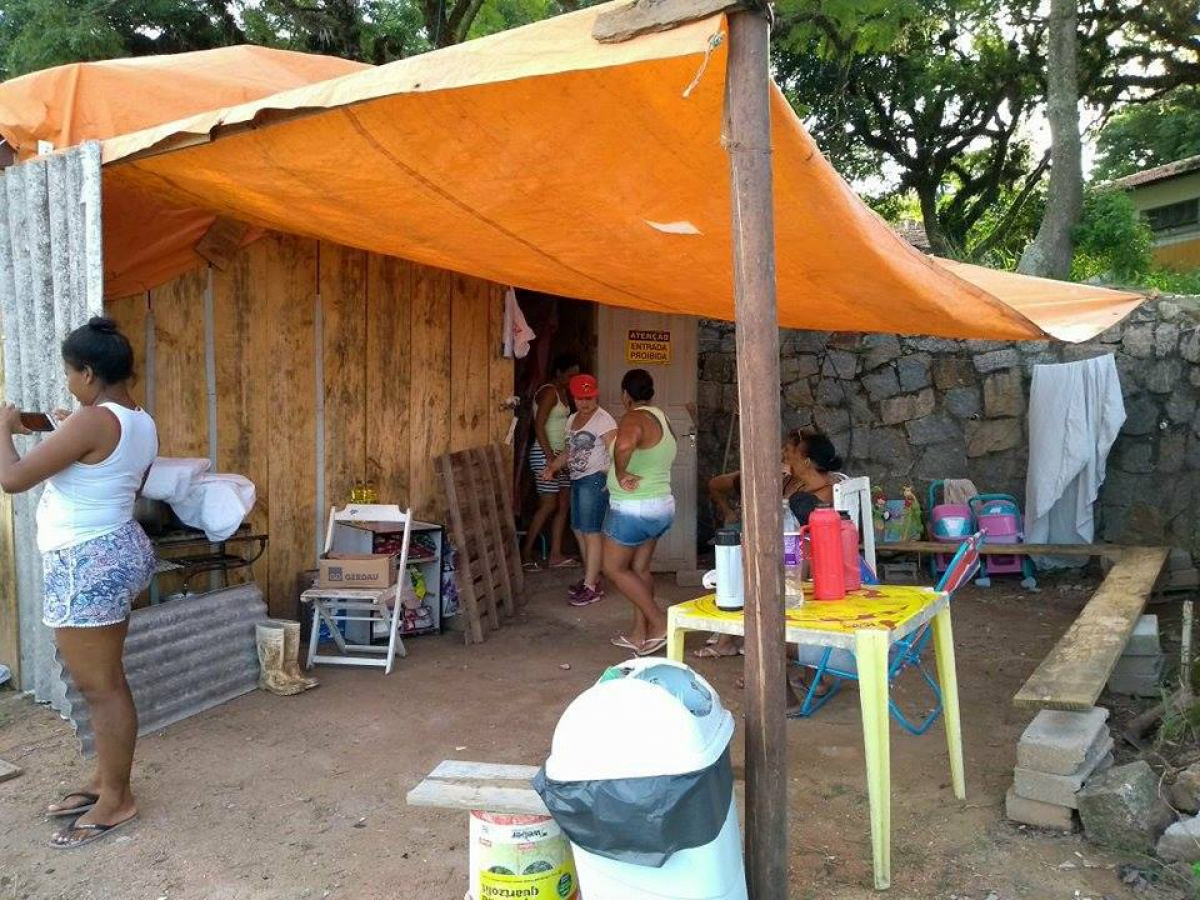 Sem moradias, 28 famílias ocupam terreno na região continental de Florianópolis