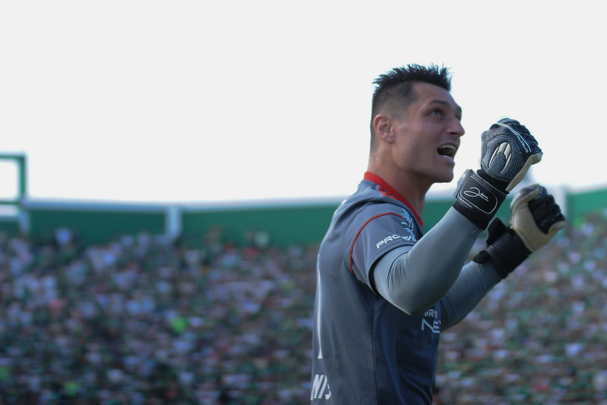 Denis, ex-Figueirense é eleito o melhor goleiro do futebol português.