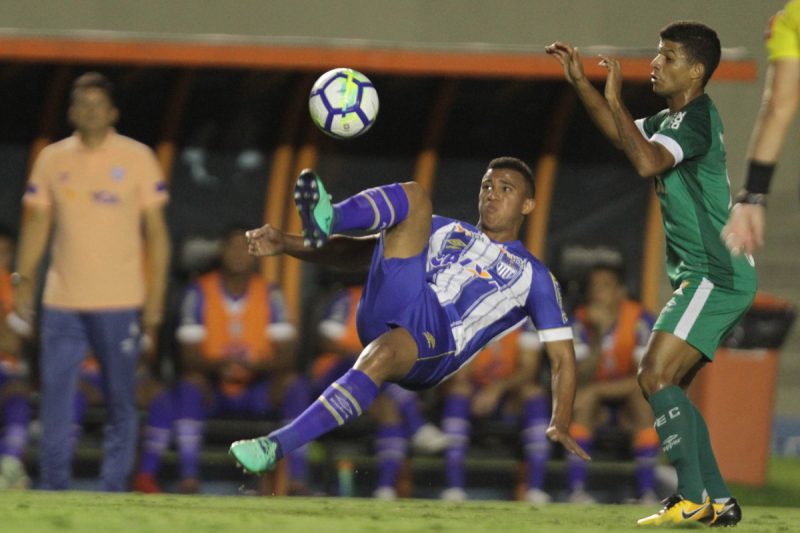R&ocirc;mulo, que voltou a se firmar no time titular do Ava&iacute;, precisar&aacute; ficar afastado pelos pr&oacute;ximos dias – Foto: Costa Futura/Folhapress/divulga&ccedil;&atilde;o