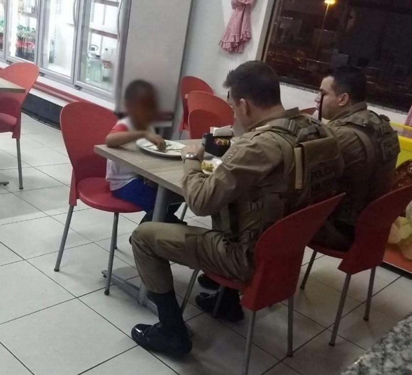 Soldados pagam almoço para menino carente - Divulgação/ND