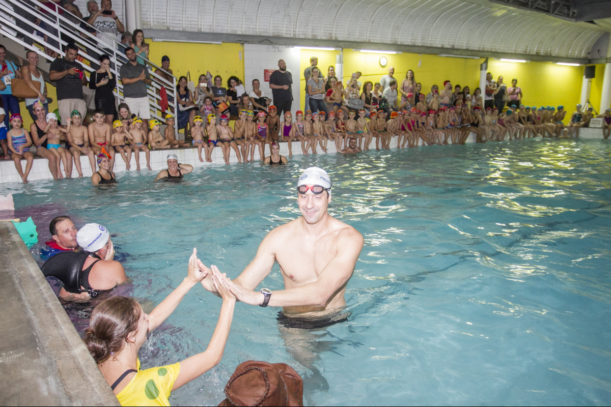 Gustavo Borges em meio as crian&ccedil;as - Marco Santiago/ND