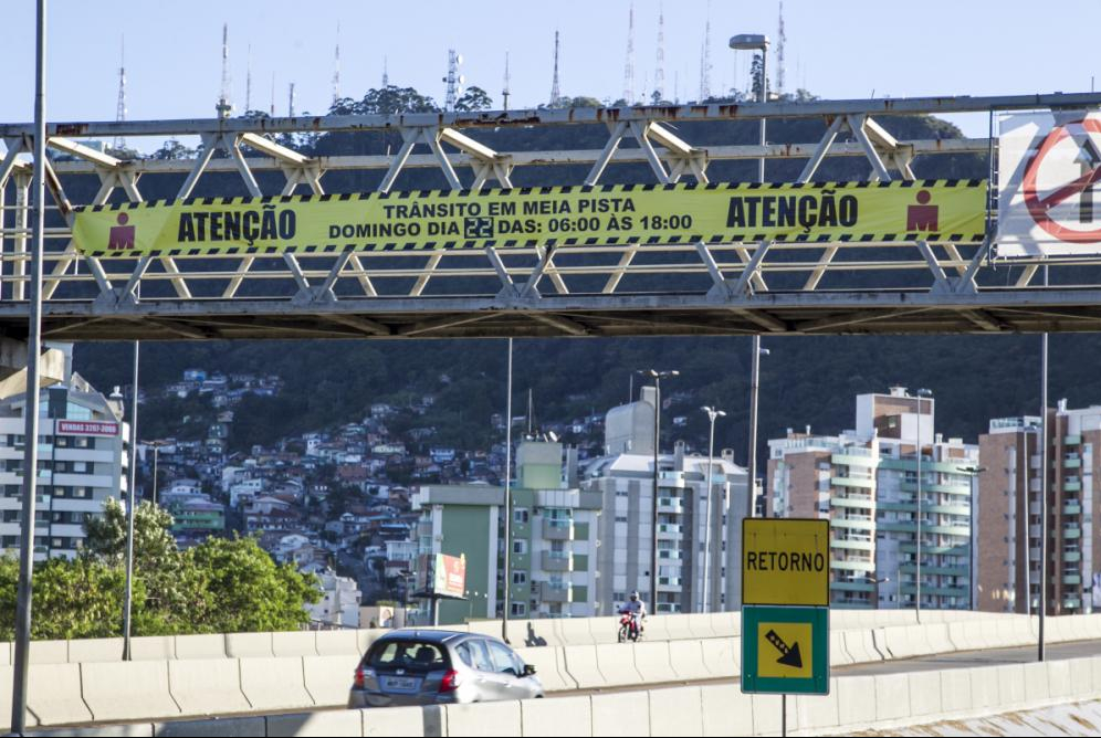 Faixas em viadutos alertam motoristas para mudanças no domingo - Marco Santiago/ND