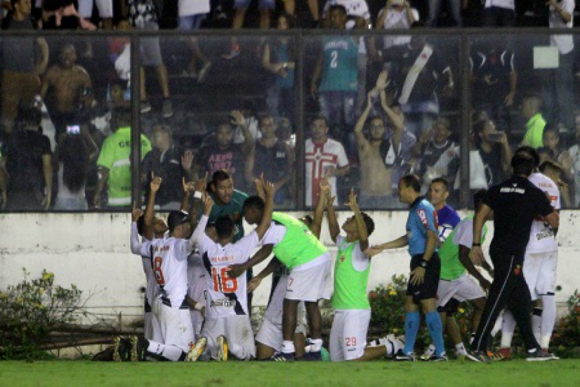 Jogadores celebram gol que garantiu vitória em São Januário (Foto: Paulo Fernandes/Vasco.com.br)
