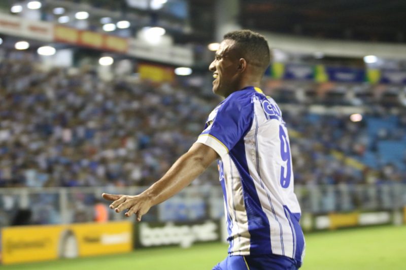 Rômulo ainda nos tempos de Avaí; jogador vai defender a Chapecoense 