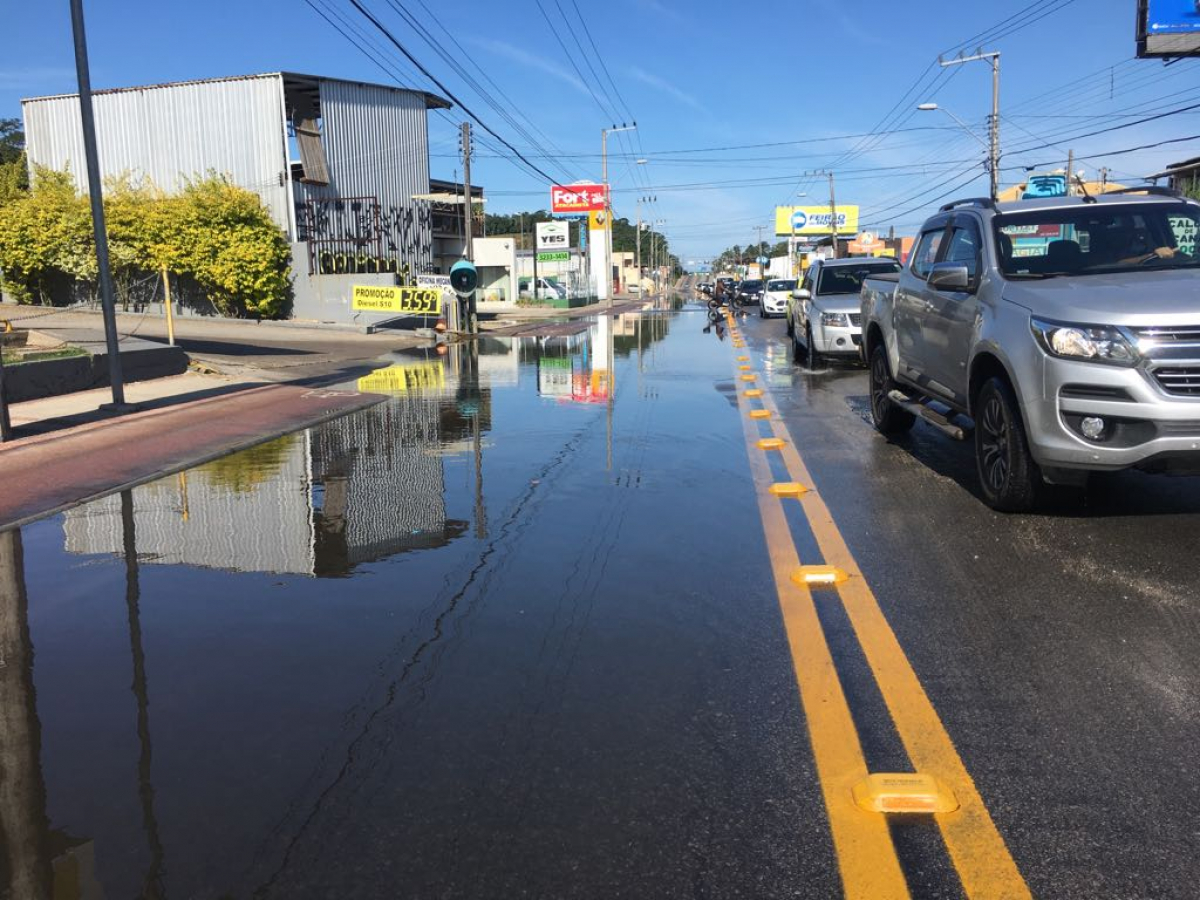 Maré alta alaga pista e provoca filas em direção ao sul da ilha, em florianópolis