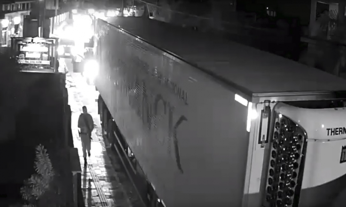 Roubo de caminhão e sequestro de motorista movimentam a PM em SC; confira no vídeo