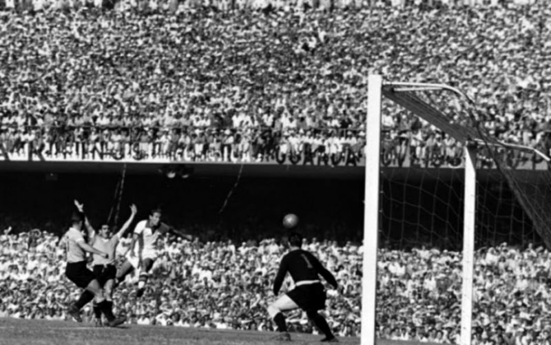 O jogo com maior público na história das Copas foi o que decidiu o Mundial de 1950, entre Brasil x Uruguai no estádio Maracanã. 199.854 pessoas viram ao vivo o 'Maracanazo' que deu o bicampeonato mundial para a Celeste Olímpica e frustrou os brasileiros - (Foto: Arquivo Lance!)