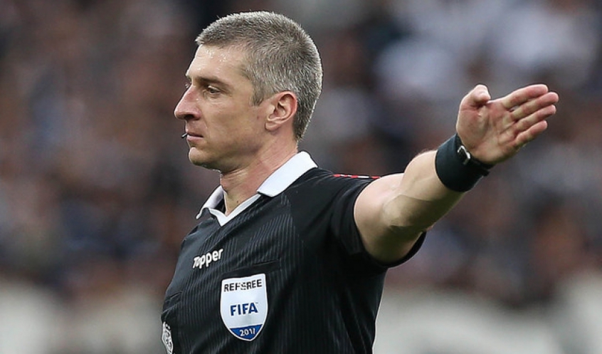 FOTO: Árbitro relata cantos homofóbicos de torcedores do Avaí em jogo contra o São Paulo