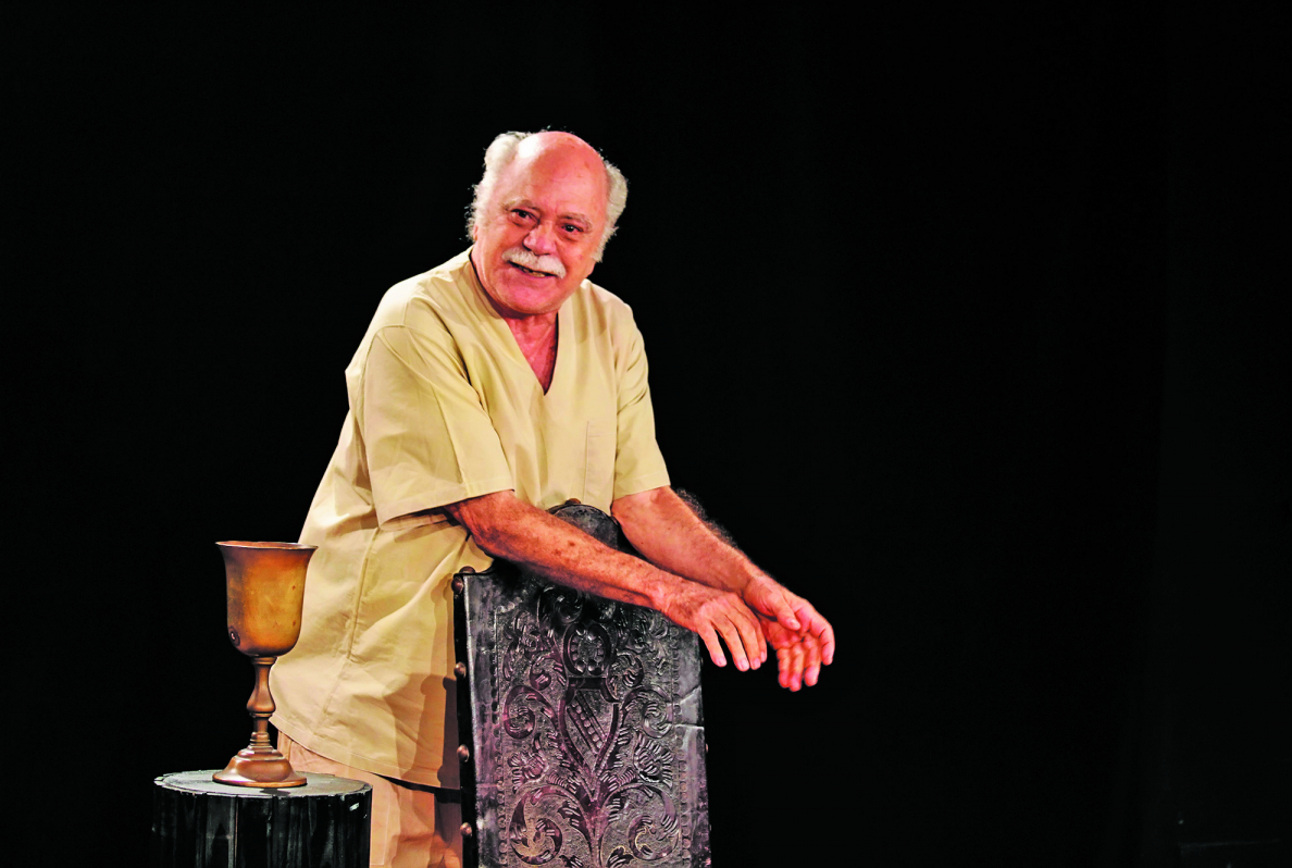 No espetáculo, ator vive o filósofo ateniense, que foi julgado por suas ideias - Igor Mota/Divulgação/ND