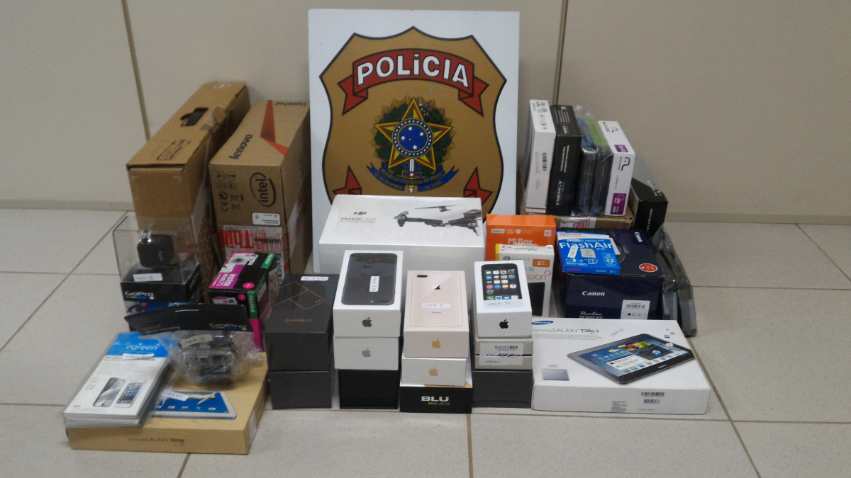 Pol&iacute;cia encontrou diversas mercadorias na casa do investigado - PF/Divulga&ccedil;&atilde;o
