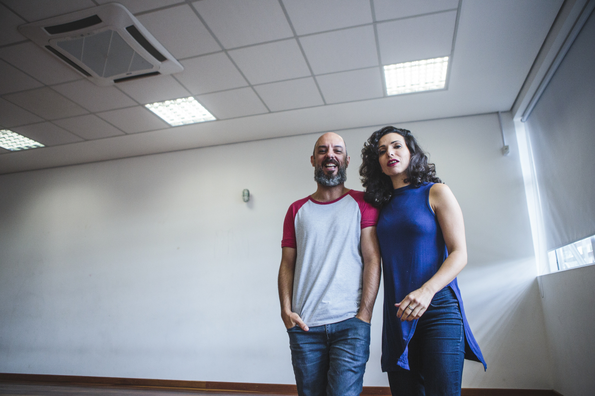 O ator e diretor Renato Turnes e a atriz e produtora Milena Moraes, da Cia La Vaca – Foto: Daniel Queiroz/ND