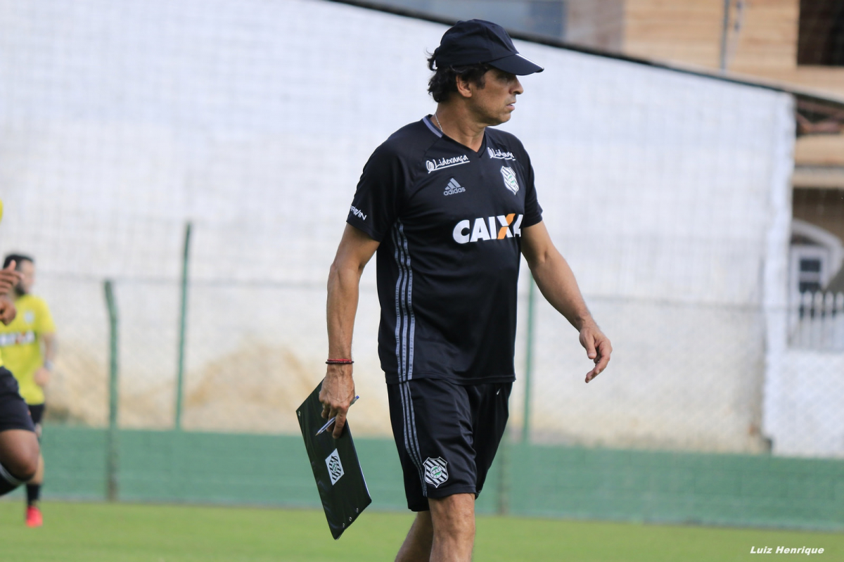 Figueirense, sob o comando de Milton Cruz: um dos t&eacute;cnicos mais longevos do clube nos &uacute;ltimos anos, foram quase 70 jogos e um t&iacute;tulo no bairro do Estreito – Foto: Luiz Henrique/Figueirense/divulga&ccedil;&atilde;o