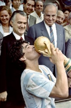 Maradona levantando a Copa do Mundo, em 1986 – Foto: STAFF / AFP