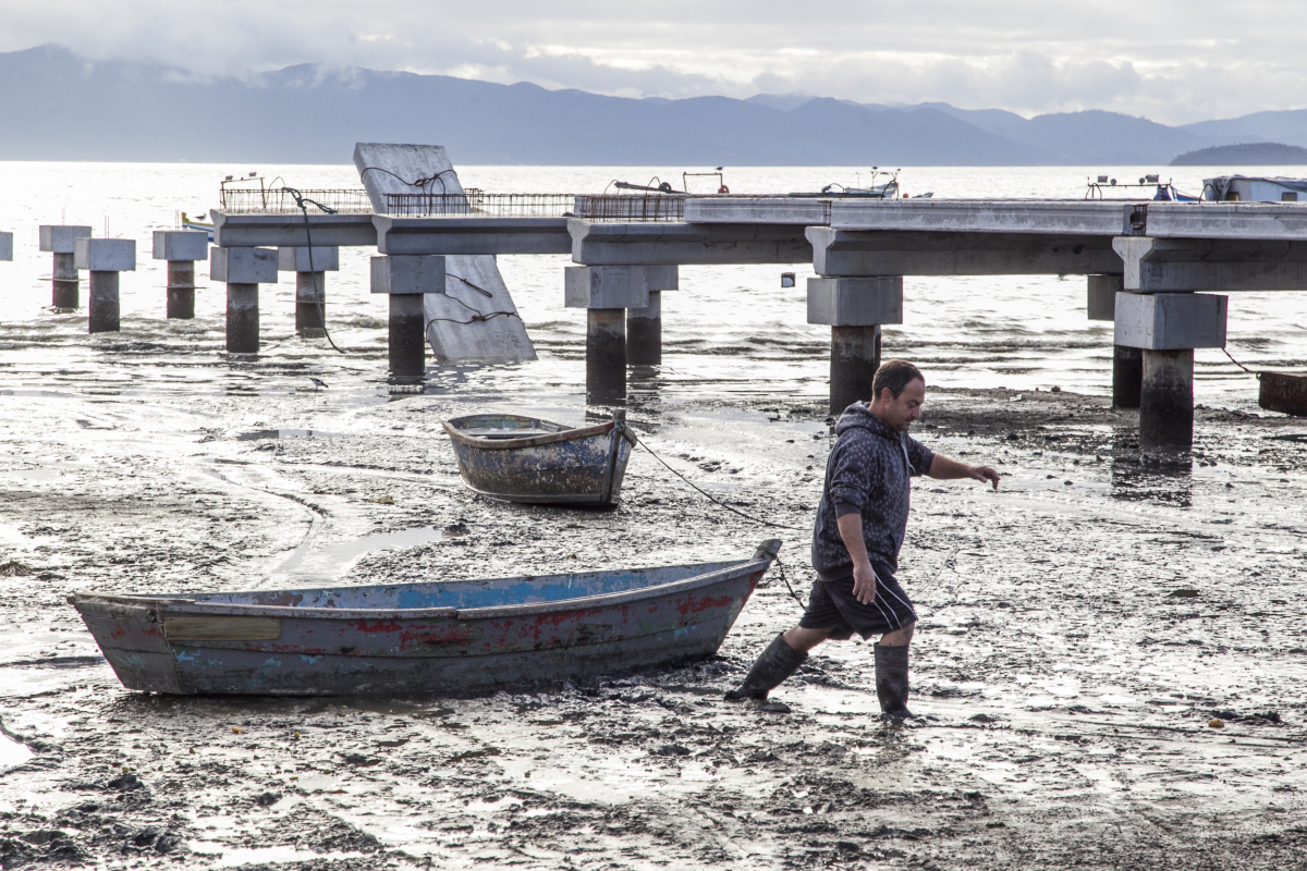 Lodo j&aacute; dificultava vida do pescador quando o trapiche novo estava em constru&ccedil;&atilde;o. Foto: Marco Santiago/ND