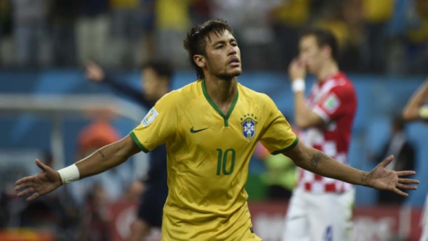 FOTO: Neymar 'ostenta' figurinhas raras dele mesmo no álbum da Copa