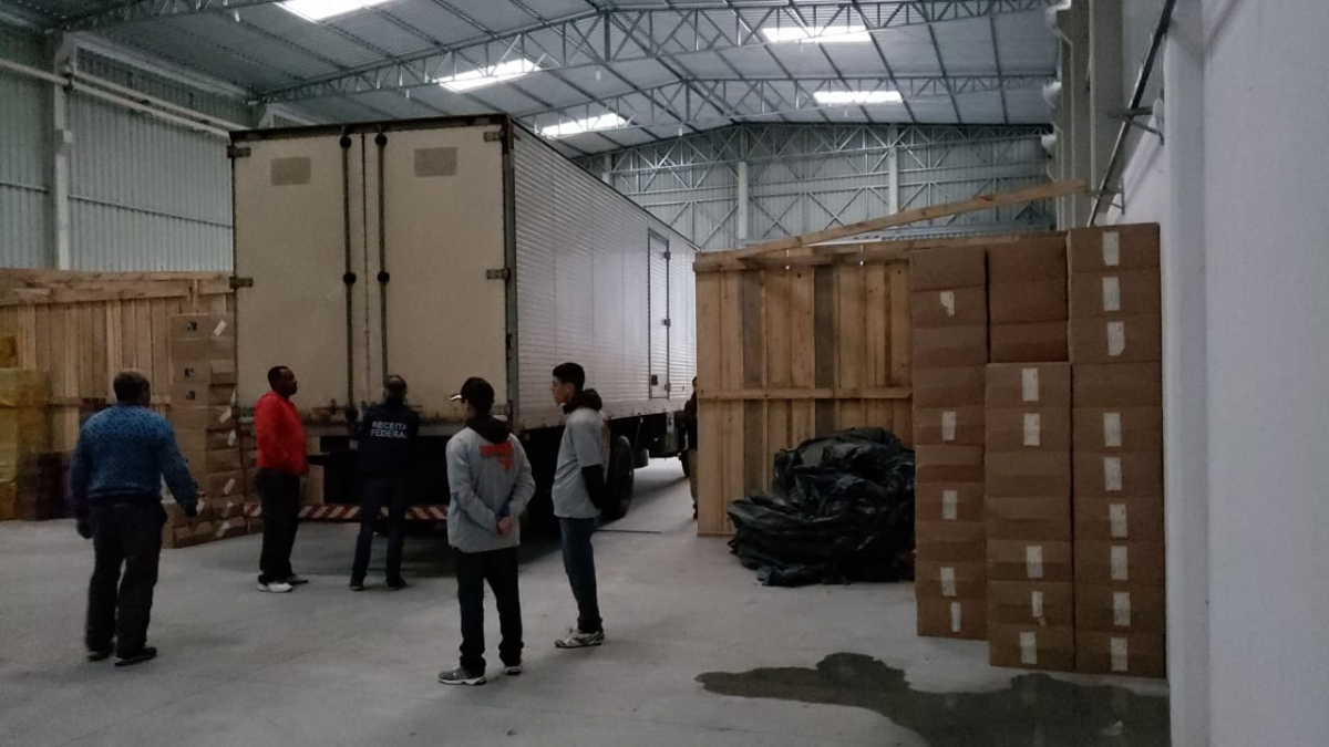 Operação cumpre mandados contra contrabando e comércio de cigarros na Grande Florianópolis