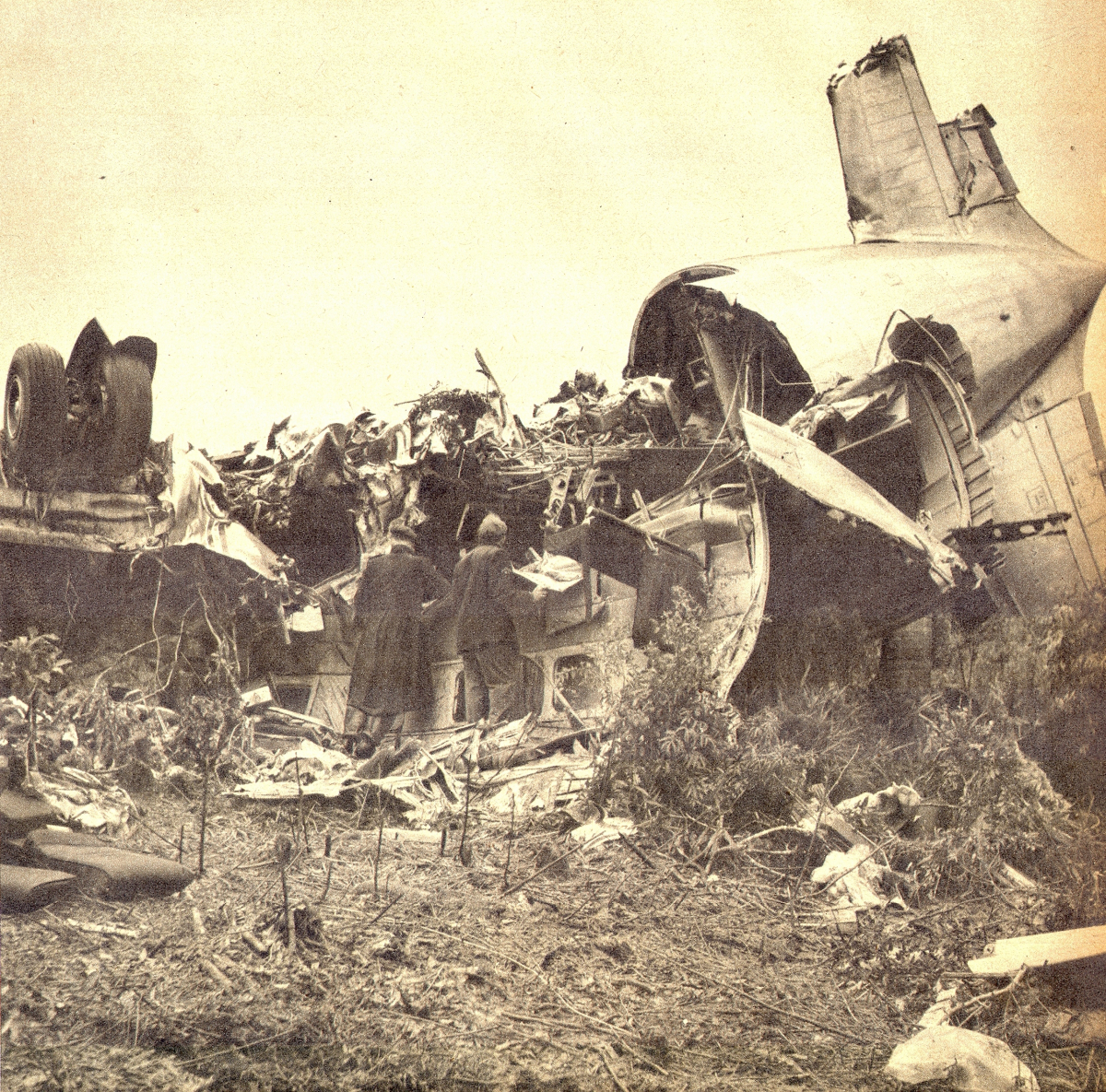 O avião destroçado, em São José dos Pinhais (PR): 18 pessoas morreram no desastre - Revista O Cruzeiro/Divulgação/ND