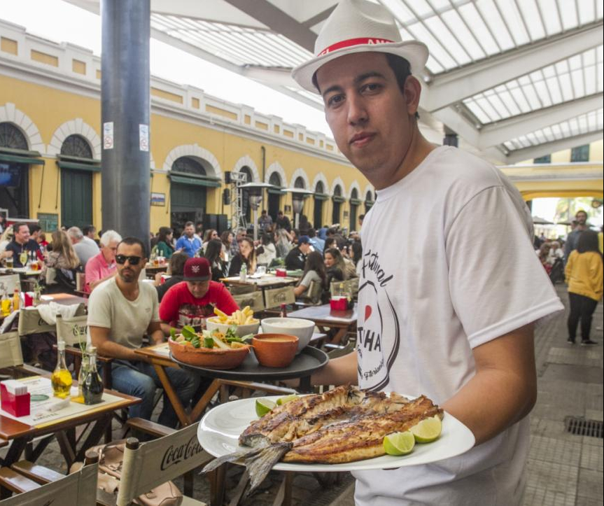 Gar&ccedil;om Eliel Hilleshein contou quais s&atilde;o as op&ccedil;&otilde;es mais requisitadas do card&aacute;pio - Marco Santiago/ND