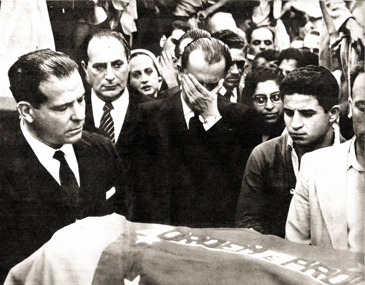 Presidente Juscelino Kubitscheck (centro) e vice-presidente Jango Goulart (esq) chorando a morte de Nereu Ramos no Rio de Janeiro - Revista Manchete/Divulgação/ND