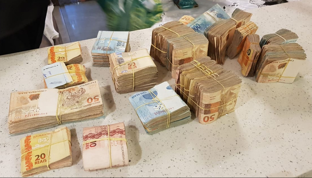 O valor de R$ 240 mil, entre dinheiro e cheques, apreendidos na resid&ecirc;ncia de um dos investigado em S&atilde;o Jos&eacute; - PF/Divulga&ccedil;&atilde;o/ND