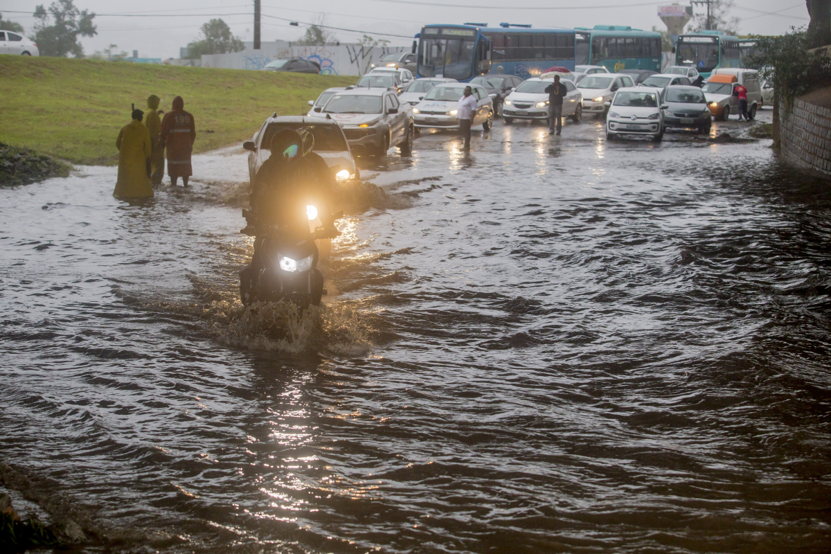 Chuva provoca transtornos e testa paciência de motoristas na Grande Florianópolis