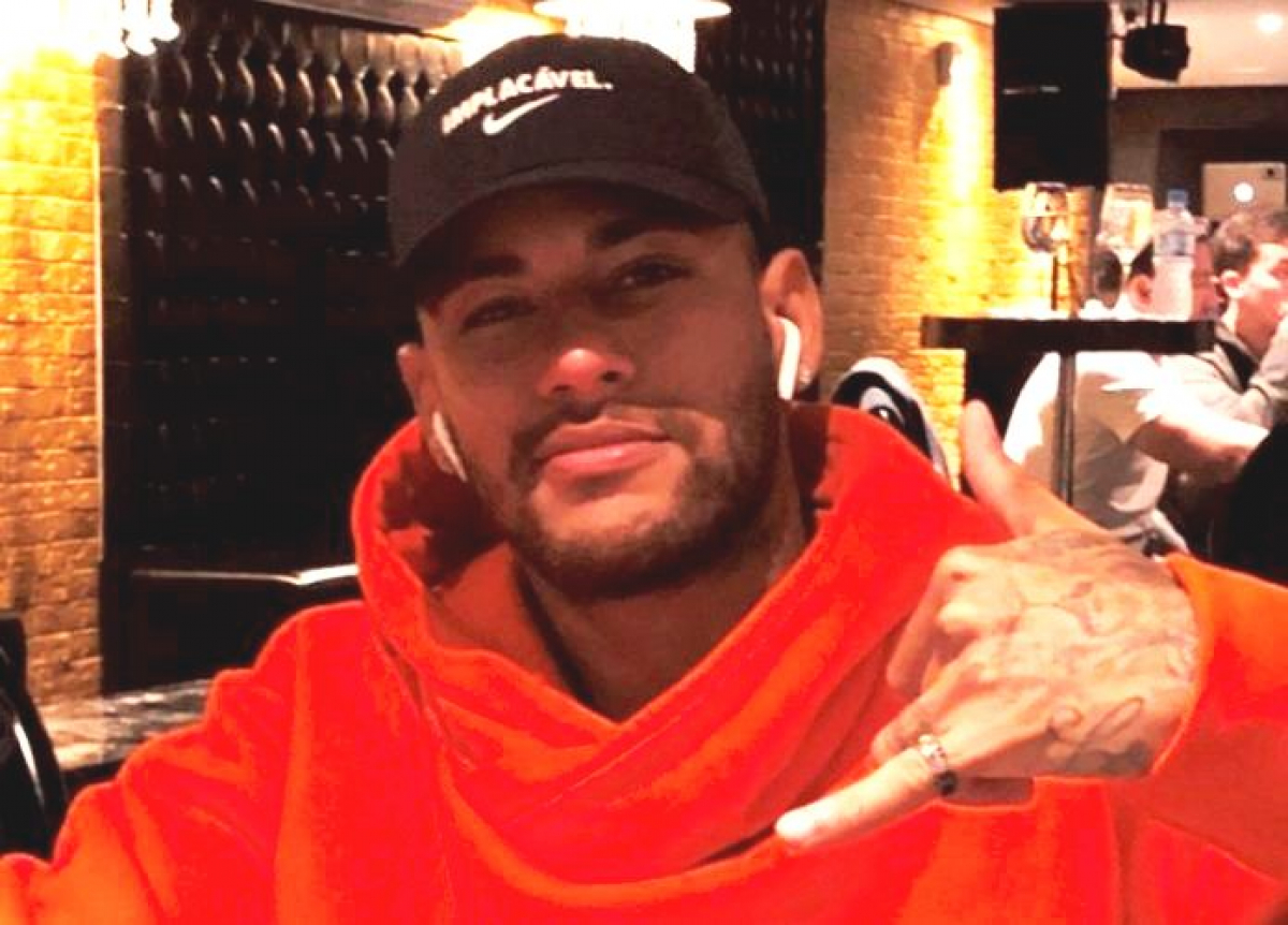 Neymar curte férias em Itapema e faz piada sobre quedas após eliminação na Copa do Mundo