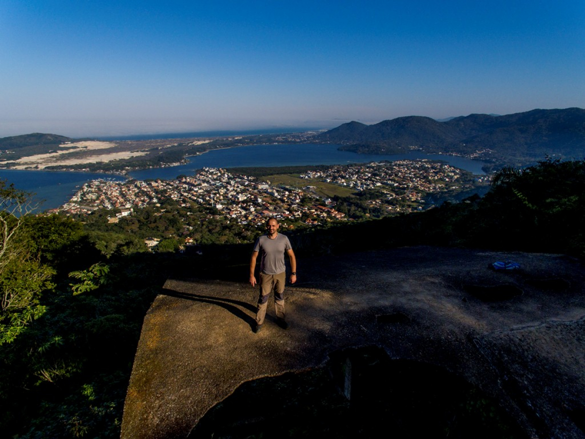 Isolados ou em cadeia, os morros de florianópolis desafiam trilheiros e realçam o natural