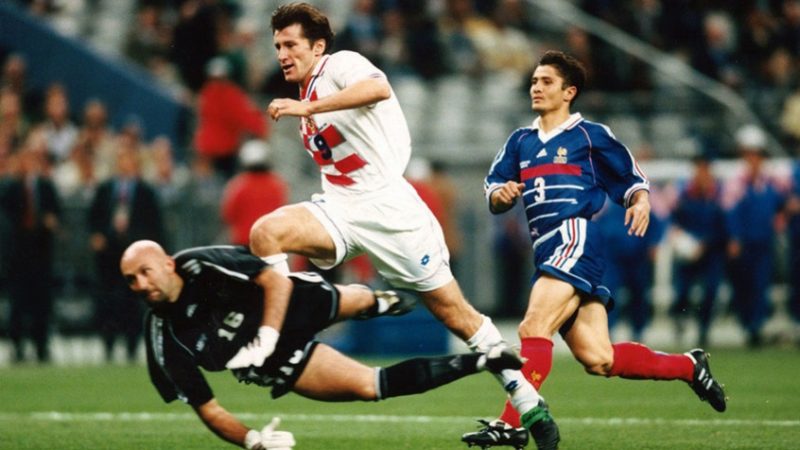 A Croácia surpreendeu na primeira Copa do Mundo que disputou após a independência da Iugoslávia. Em 1998, Davor Suker levou o país até a semifinal. A seleção croata avançou em segundo lugar, atrás da Argentina. Nas oitavas, bateu a Romênia. A Croácia eliminou a Alemanha na sequência com uma vitória por 3 a 0. Na semi, caiu para a França por 2 a 1. Ganhou da Holanda e terminou o Mundial em terceiro. -