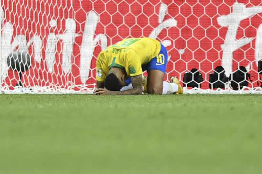 Torcedores fazem ‘desafio neymar’ durante partida no méxico