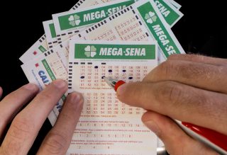 Duas apostas tiram a sorte grande e levam prêmio de R$ 51 milhões na Mega-Sena; veja onde