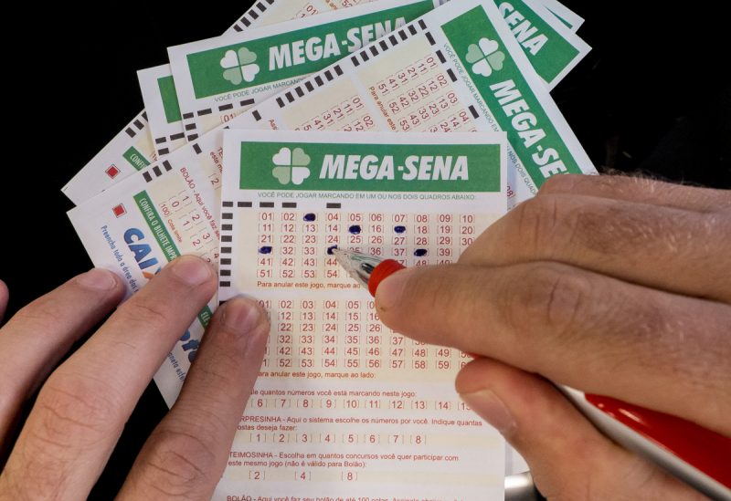 Bilhetes da mega-sena sendo assinalados