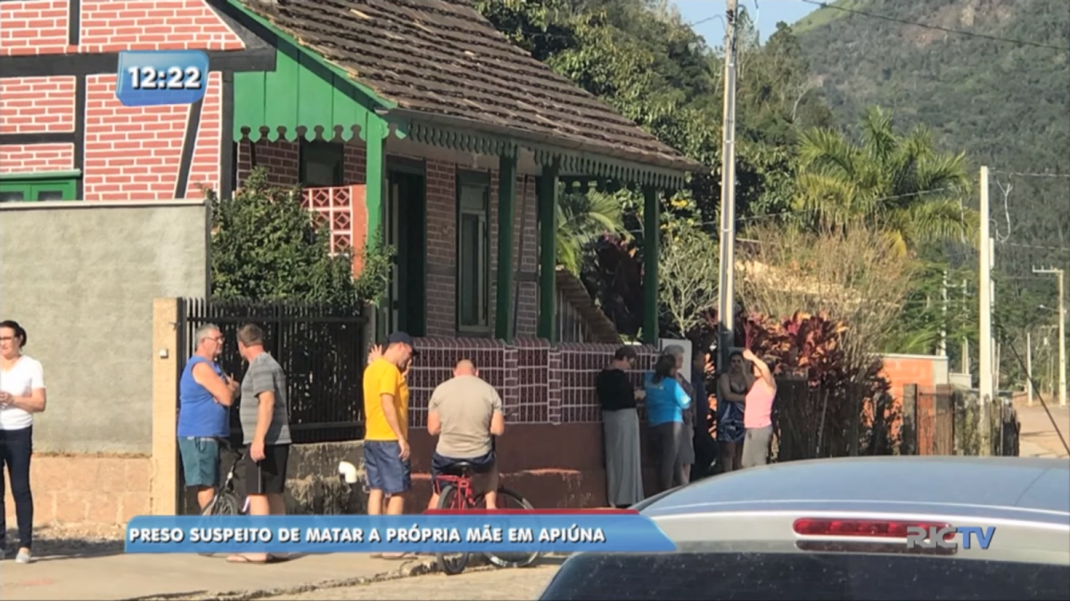 Após matar a própria mãe, homem invade igreja e agride padre, em Apiúna