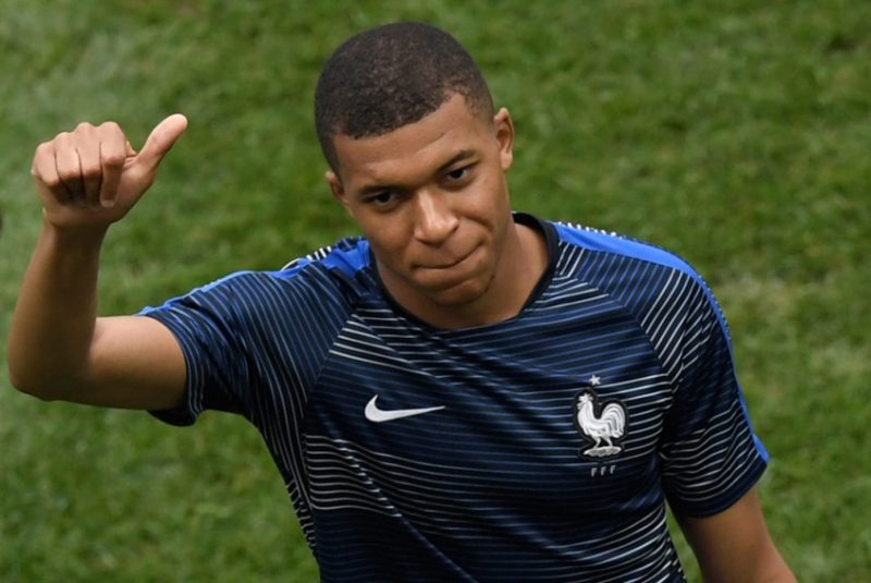 &Iacute;dolo da Fran&ccedil;a e um dos grandes nomes da Copa, Mbapp&eacute; acumula pol&ecirc;micas – Foto: AFP