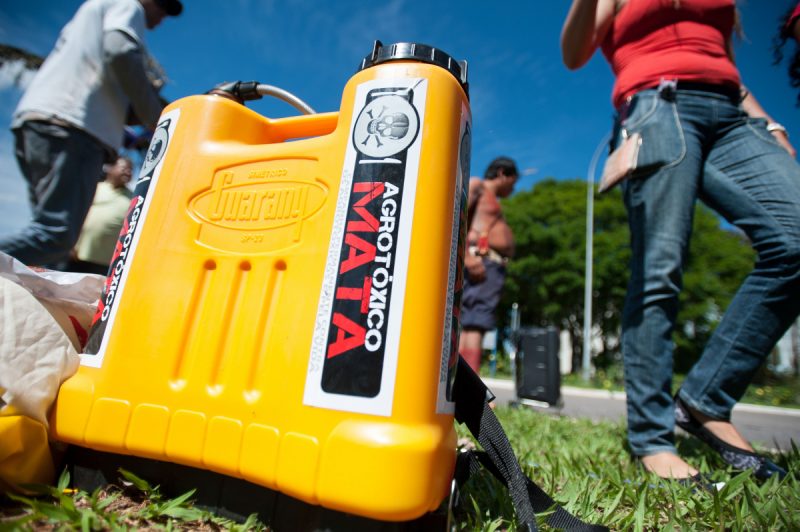 A&ccedil;&atilde;o contra com&eacute;rcio ilegal de agrot&oacute;xicos prende uma pessoa – Foto: Antonio Cruz/Ag&ecirc;ncia Brasil