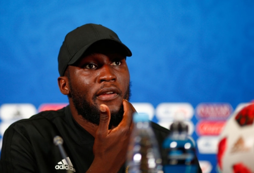 Lukaku e Ibrahimovic quase saíram no tapa, mas foram separamos por companheiros (Foto: BENJAMIN CREMEL /AFP)