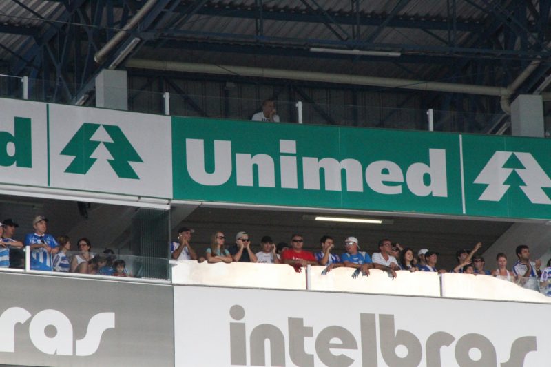 Marquinhos, isolado, acompanha ao jogo entre Avaí e Santos, em 2010, na Ressacada