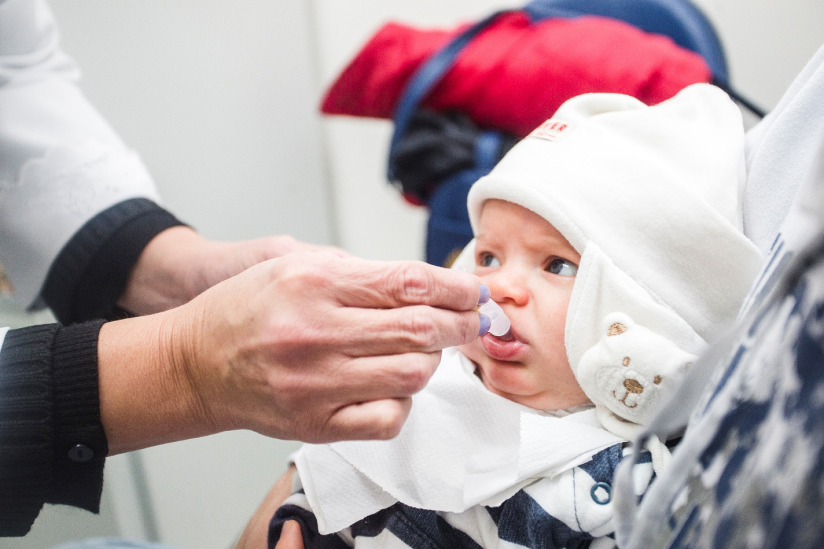 Filho de Matheus Bertuzzo recebeu ontem a dose oral contra rotav&iacute;rus, no posto de sa&uacute;da da Trindade - Marco Santiago/ND