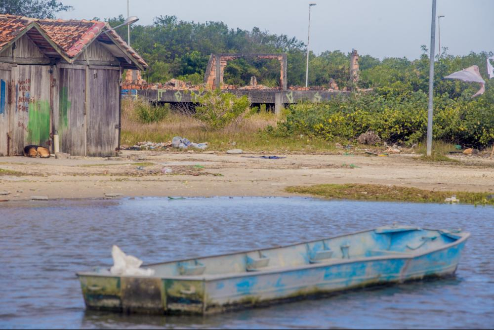 O que seria a sede da Resex em Florianópolis: obra abandonada e tomada pelo mato - Flávio Tin/ND