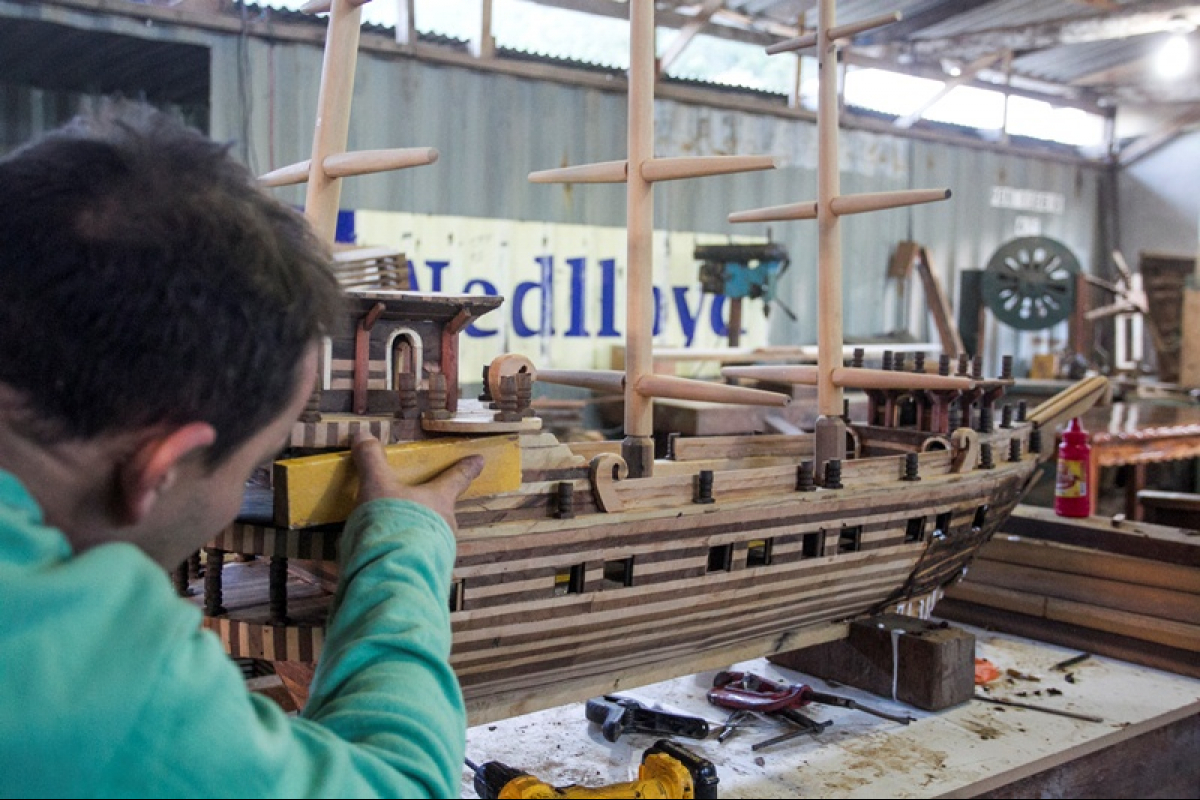 Detento Luiz Henrique fabrica a miniatura de uma nau da &eacute;poca dos descobrimentos e planeja lev&aacute;-la para casa - Marcos Santiago/ND