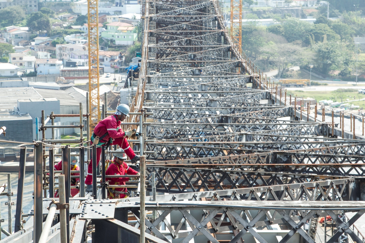 Operações no canteiro de obras da Hercílio Luz são cercadas de todos os cuidados, porque quase tudo é artesanal - Marco Santiago/ND