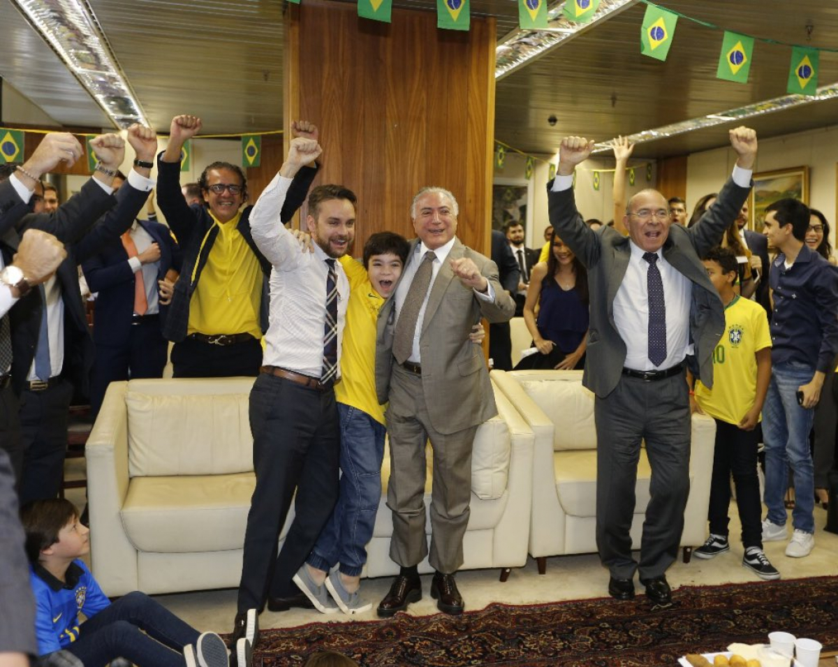Temer comemorou a vitória da seleção da Subchefia de Assuntos Jurídicos, no anexo do Palácio do Planalto - Twitter Michel Temer/Reprodução/ND