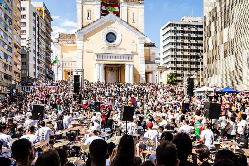 A Orquestra é organizada desde 2012 e costuma reunir centenas de bateristas em suas apresentações. O evento será transmitido através do canal do Youtube da Orquestra: https://www.youtube.com/watch?v=kU521itzWIs&feature=youtu.be – Foto: CR2 Fotografias/Divulgação