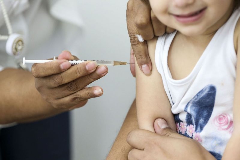 Crianças com idade entre 1 ano e menores de 5 anos devem receber as doses da vacina &#8211; Foto: Marcelo Camargo/Agência Brasil/Divulgação/ND
